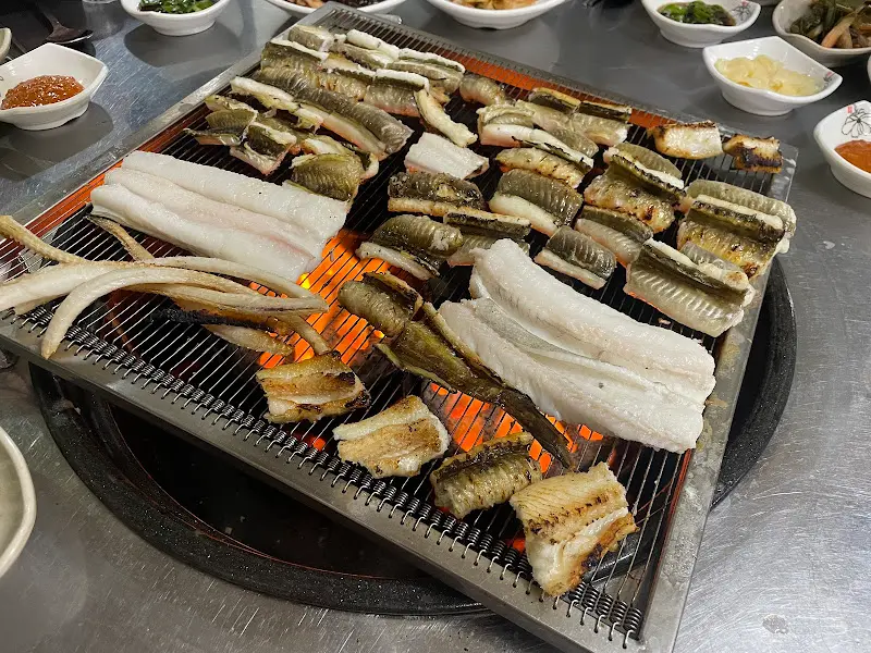 숯불 위에서 구워지는 다양한 크기의 아나고