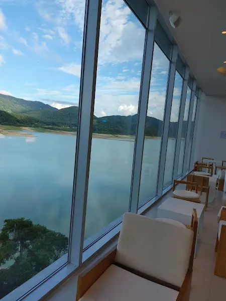 넓은 창밖으로 보이는 아름다운 풍경