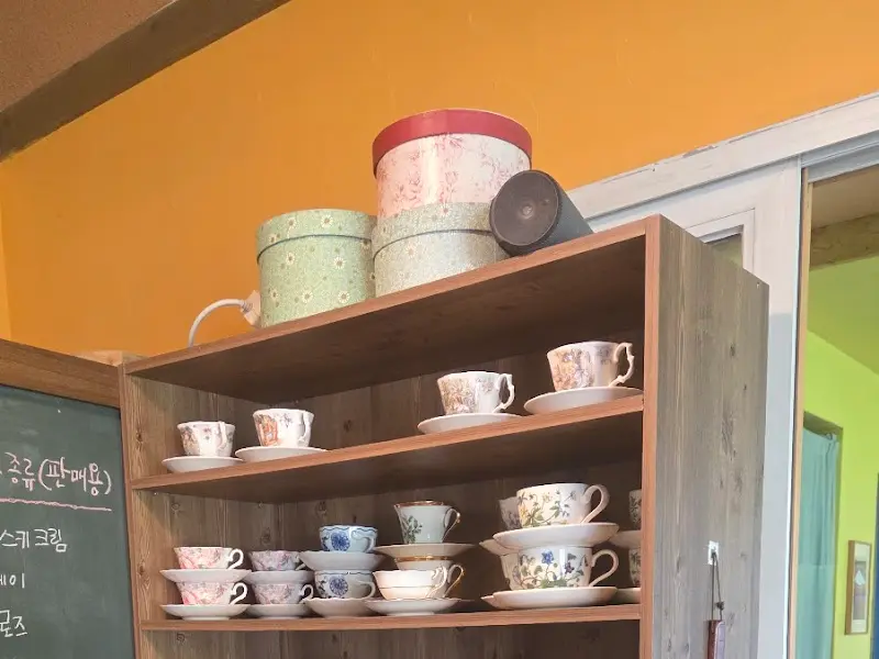 찻잔이 진열된 선반