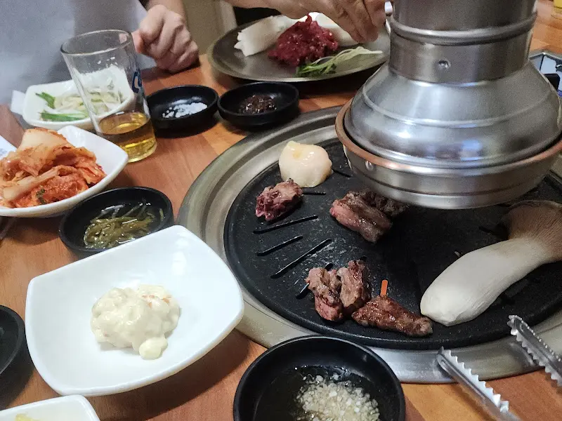 불판 위에서 익어가는 한우