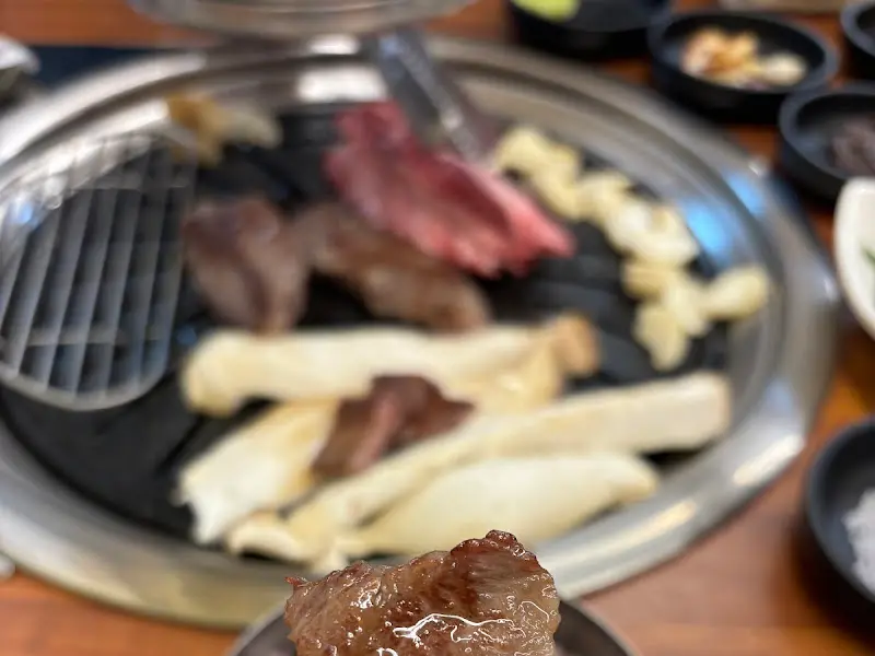 불판 가득 채운 한우와 버섯, 마늘