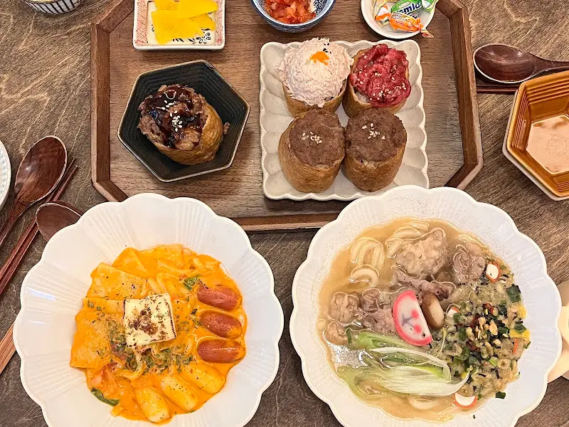 유부초밥과 우동 세트