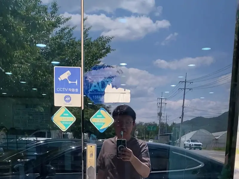 이박사 가든 유리창에 비친 풍경