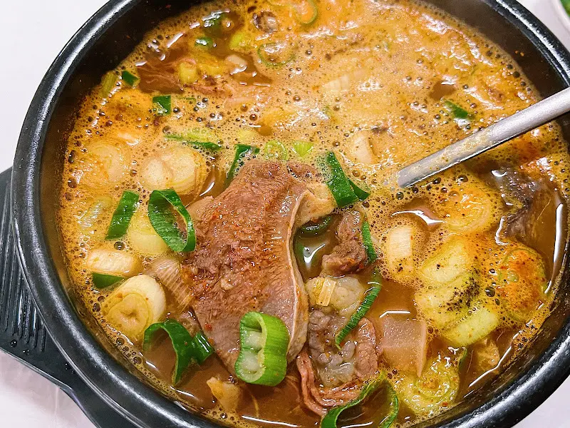 푸짐한 소머리 고기가 인상적인 소머리국밥