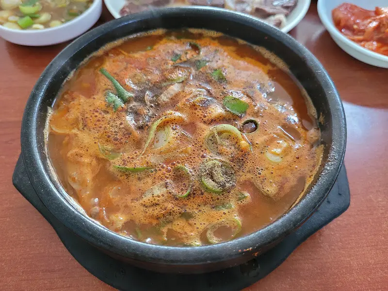 얼큰한 빨간 국물의 소머리국밥