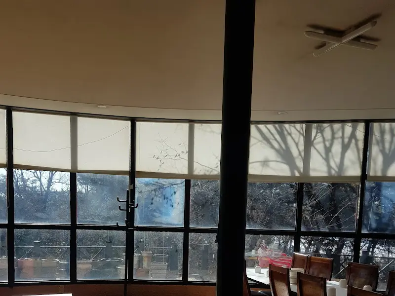 넓은 창문이 인상적인 식당 내부