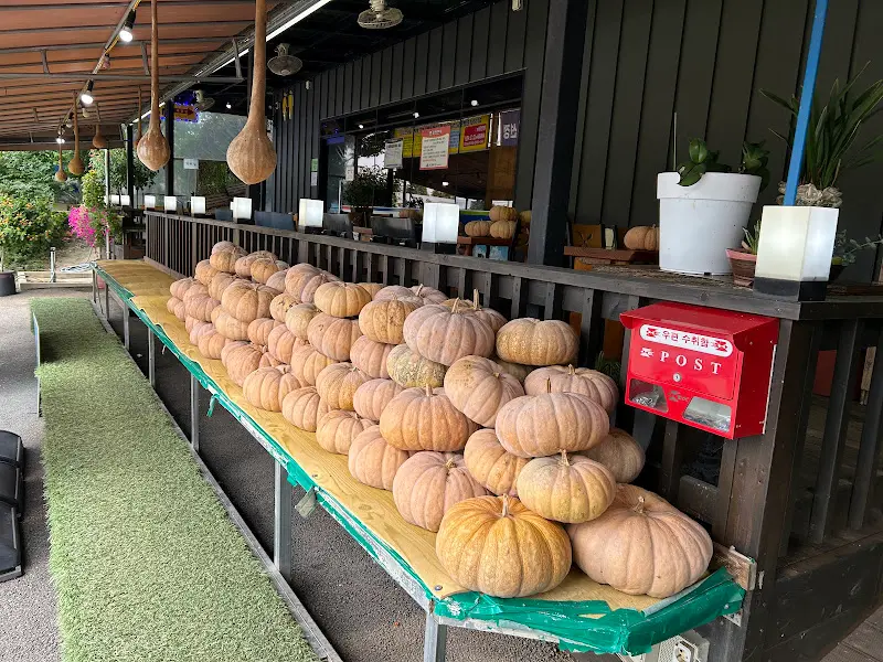 식당 입구의 호박 장식