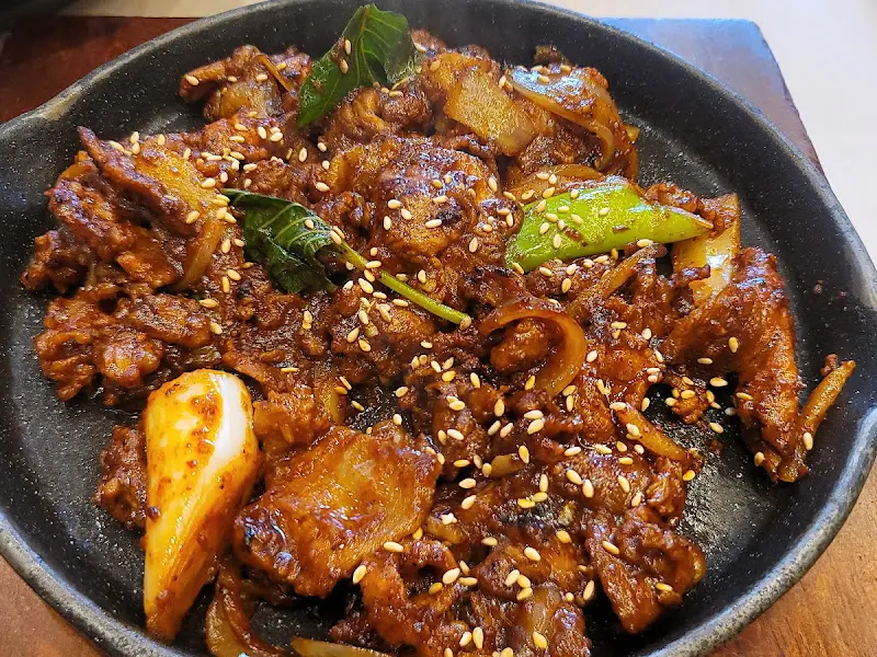 윤기가 자르르 흐르는 제육볶음, 불향이 은은하게 퍼진다