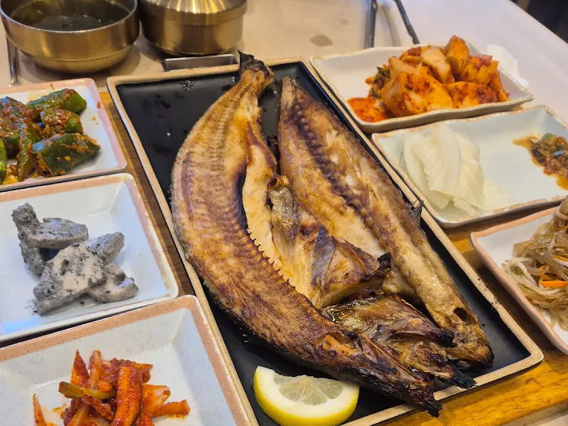 겉은 바삭하고 속은 촉촉한 고등어구이