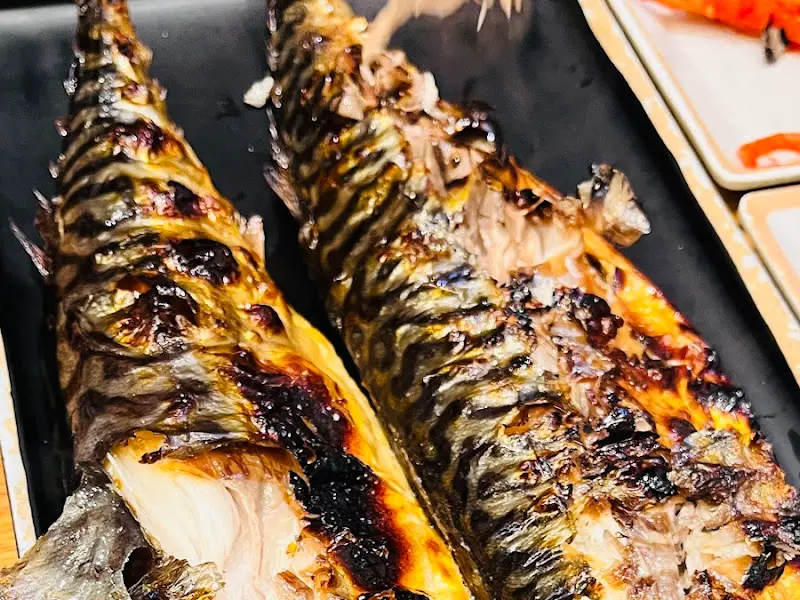화덕에서 구워져 겉은 바삭하고 속은 촉촉한 고등어구이