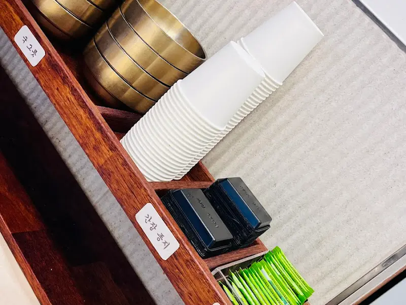 테이블 서랍에 깔끔하게 정리되어 있는 컵, 수저, 냅킨