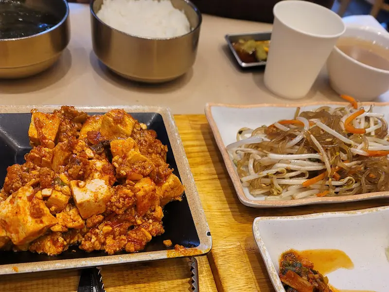 정갈하게 담겨 나온 반찬들