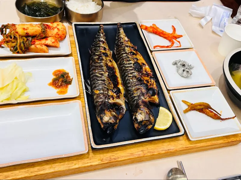 한상 가득 차려진 고등어구이 정식