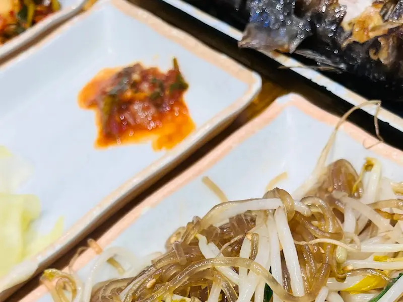 고등어구이와 함께 제공되는 다양한 곁들임 찬들