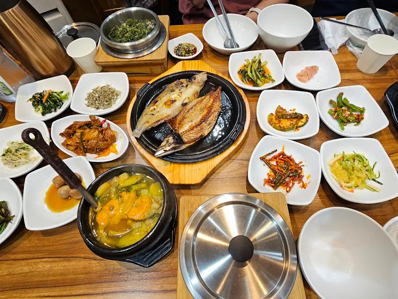 푸짐한 솥밥 정식 한 상 차림