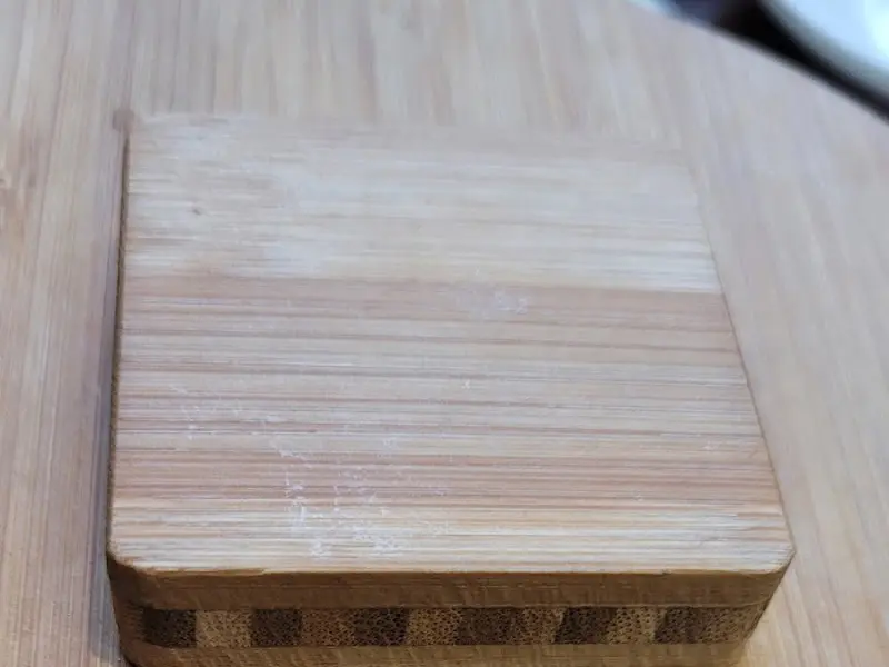 나무 뚜껑이 덮인 솥밥