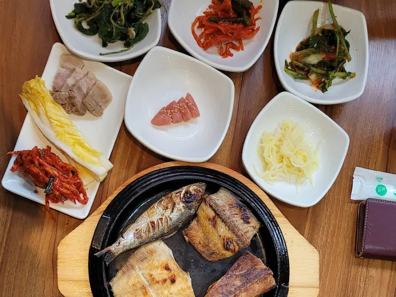 다채로운 반찬과 생선구이