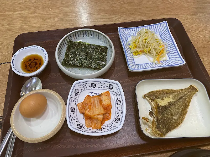 순두부찌개와 함께 제공되는 다양한 반찬들