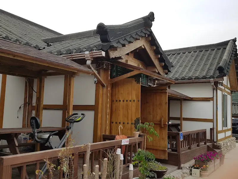 한옥으로 지어진 식당 외관