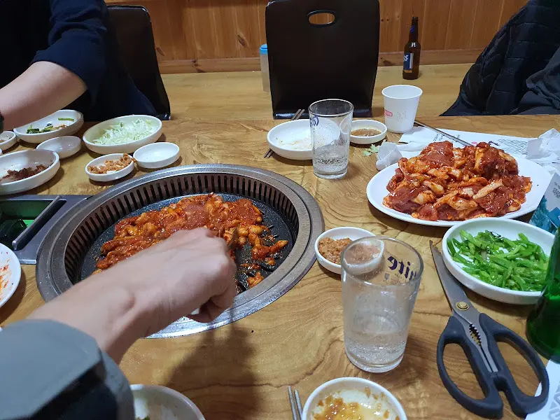 참숯오리 식탁 전체 모습