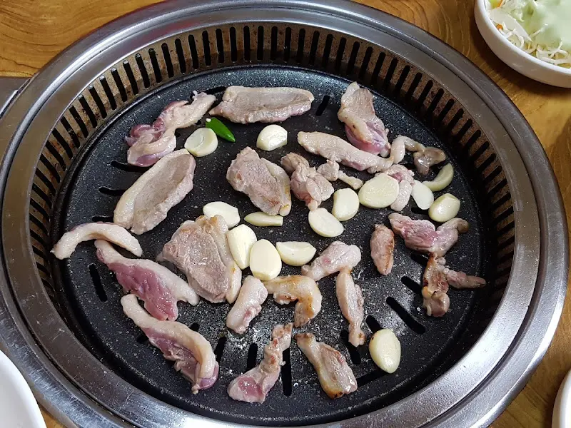 참숯 위에서 구워지는 오리고기