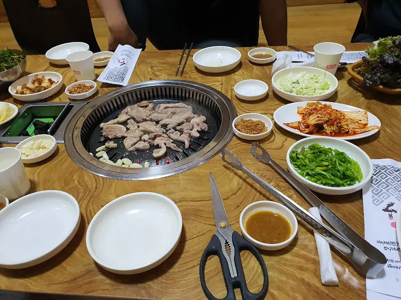 오리고기를 구워먹는 모습