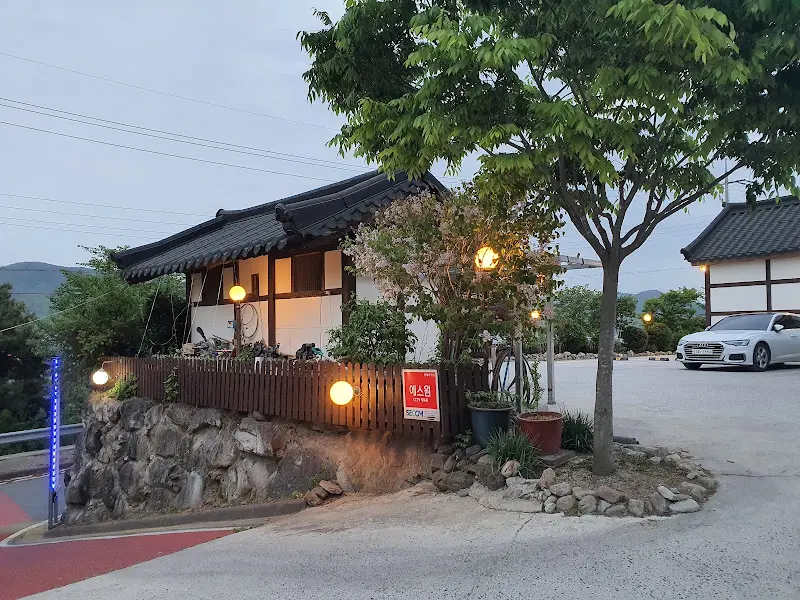 저녁 무렵의 식당 외관