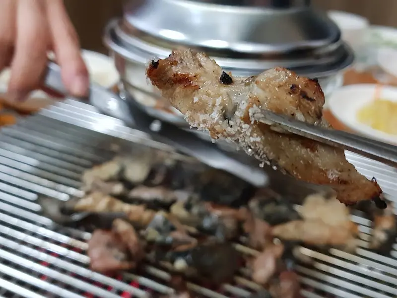 잘 구워진 오골계