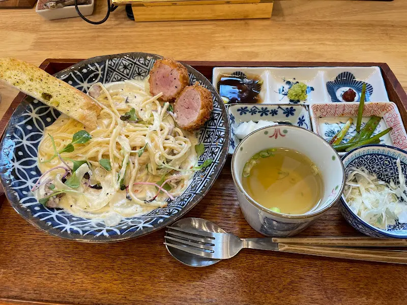 크림 파스타와 돈까스, 그리고 곁들임 찬들