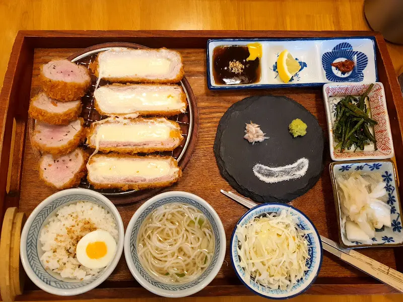 돈까스 정식 한 상 차림