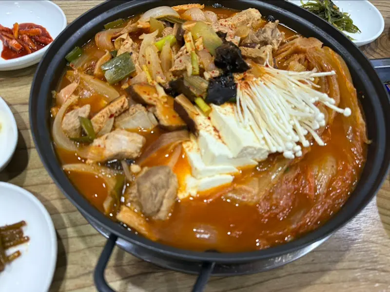 푸짐한 돼지갈비 김치찜
