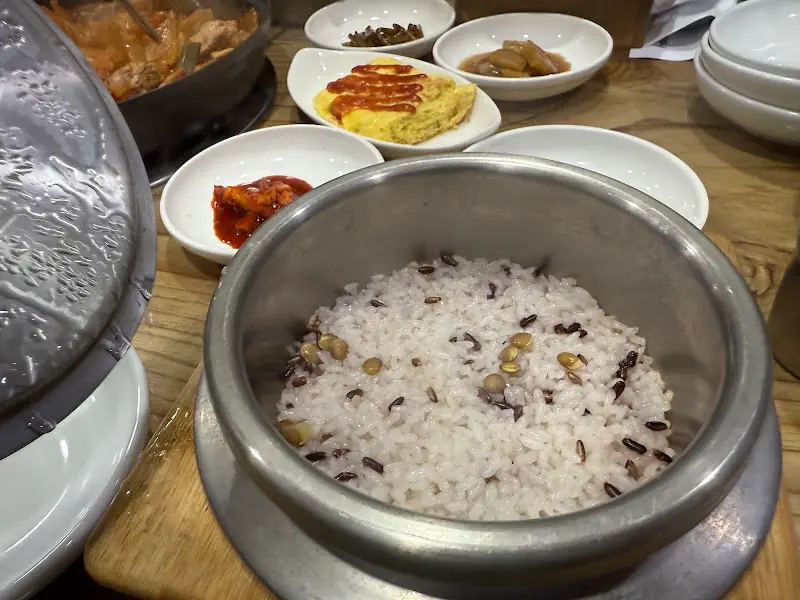 윤기 좔좔 흐르는 솥밥