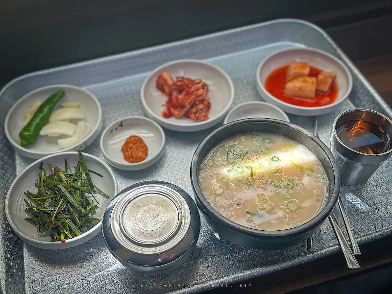 돼지국밥 한 상 차림