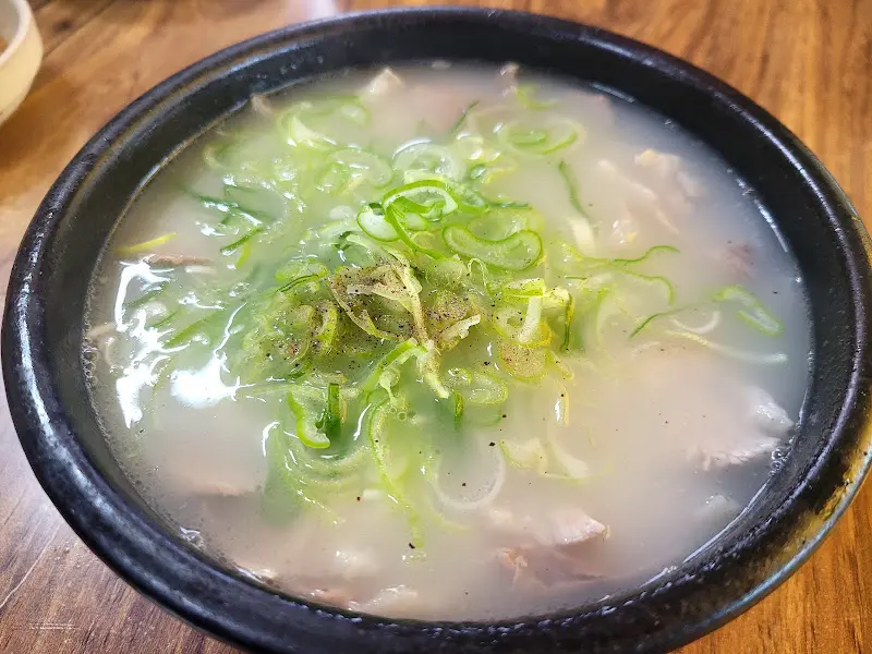깔끔하고 담백한 돼지국밥