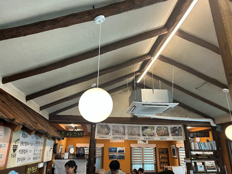 정겨운 분위기의 식당 내부