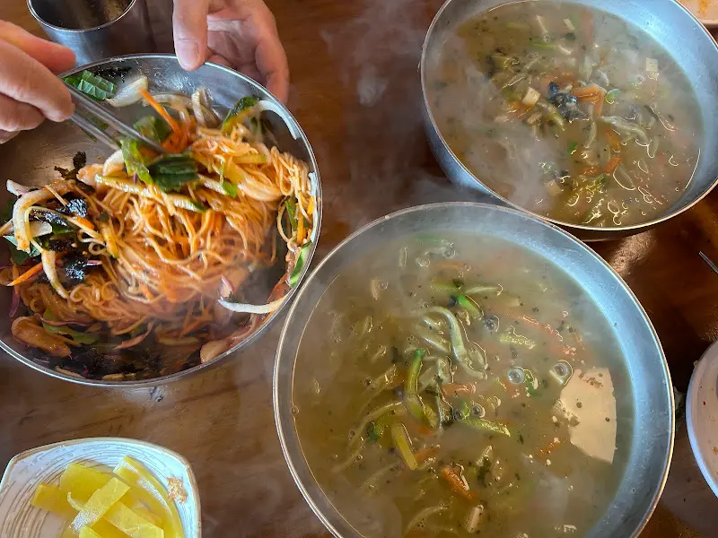 김이 모락모락 나는 보말칼국수