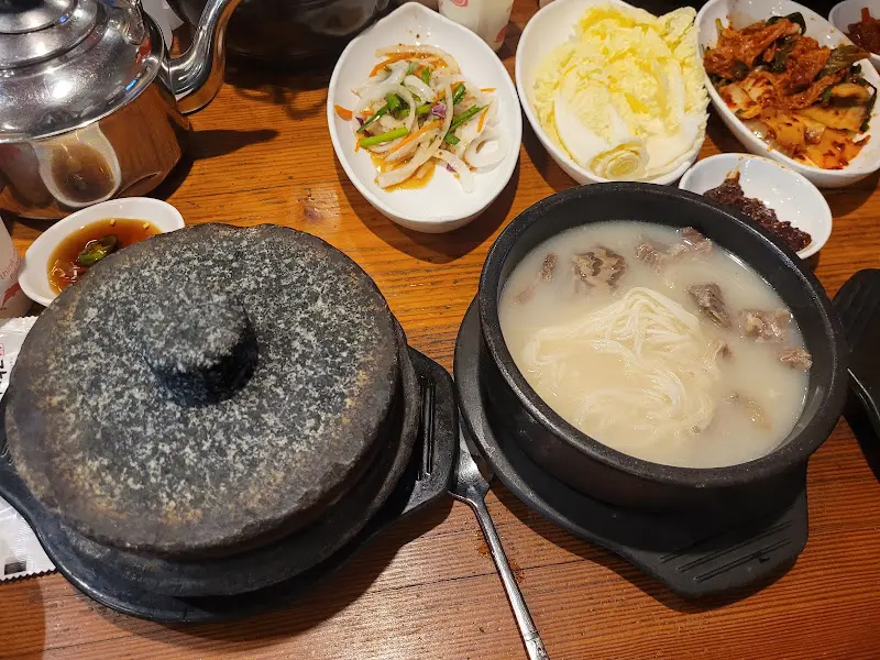 돌솥밥과 설렁탕이 함께 놓여진 모습