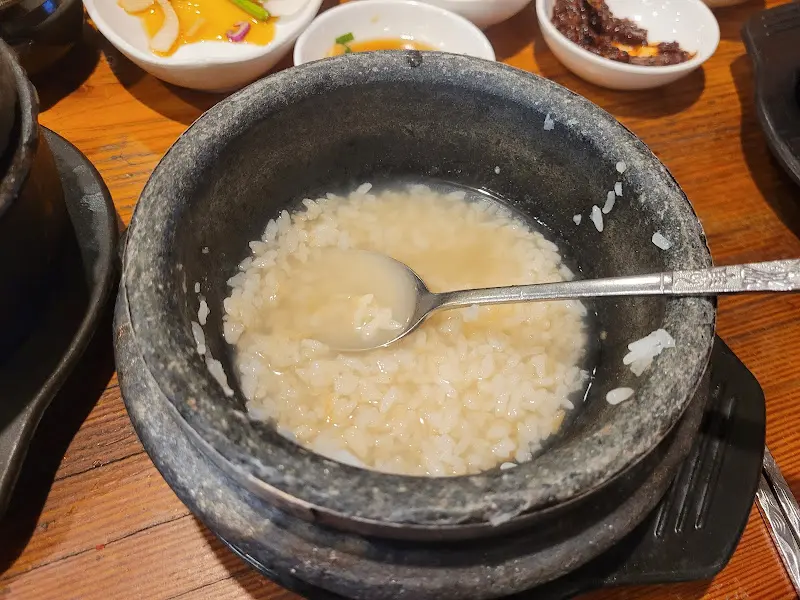 돌솥에 담긴 밥과 누룽지
