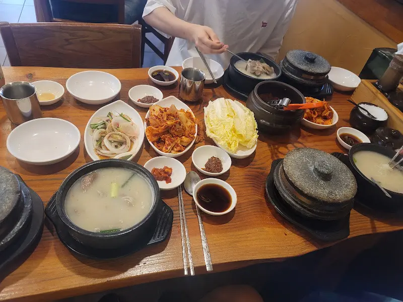 테이블에 놓여진 설렁탕과 다양한 반찬들