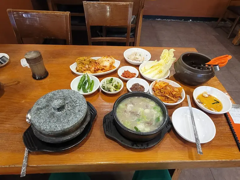 다양한 각도에서 찍은 설렁탕과 반찬 사진