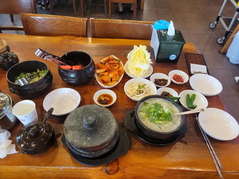 테이블 위 설렁탕과 반찬 전체 샷