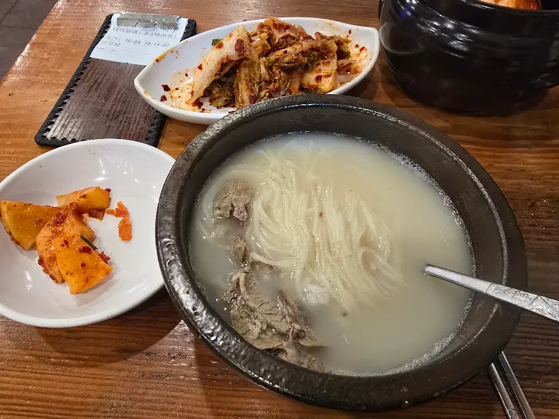 설렁탕 국물과 고기, 소면이 어우러진 모습