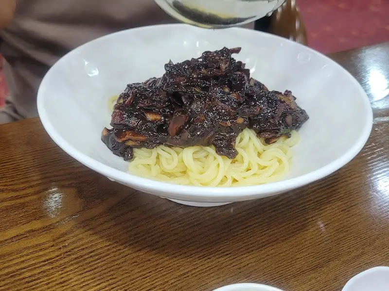 윤기가 자르르 흐르는 간짜장 소스가 면 위에 얹혀진 모습