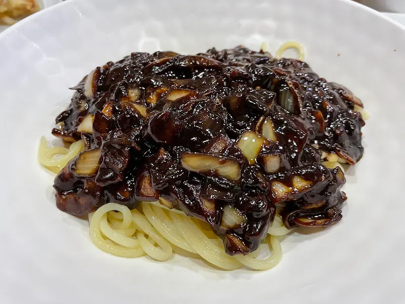 진한 짜장 소스가 면을 감싸 안은 간짜장의 클로즈업 샷