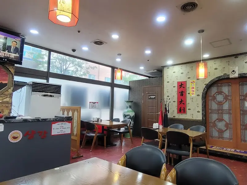 깔끔하고 편안한 분위기의 샹강 내부 모습