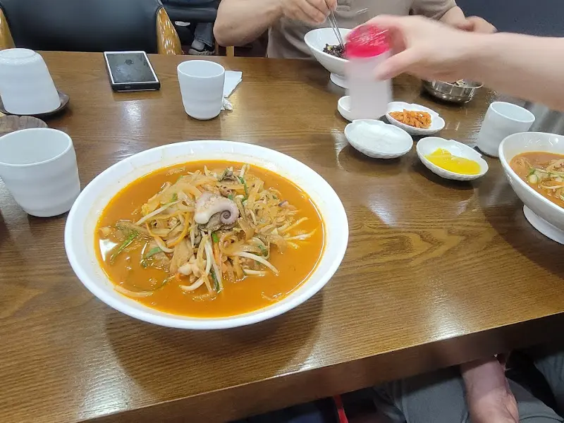 테이블 위에 놓인 짬뽕과 간짜장