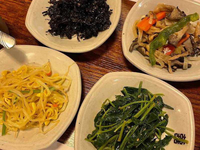 정갈하게 담긴 나물 반찬