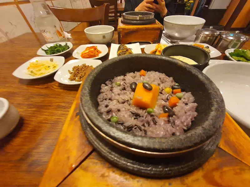 돌솥밥 한 상 차림