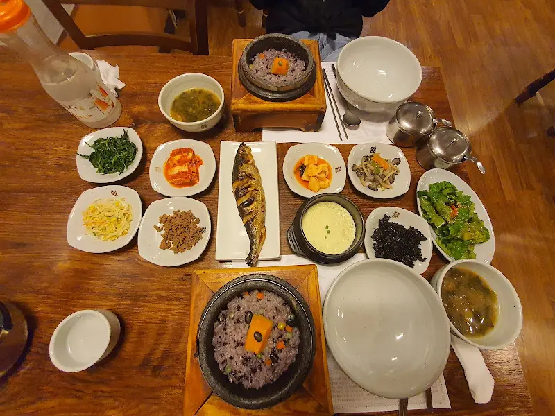 테이블 위에 차려진 돌솥밥