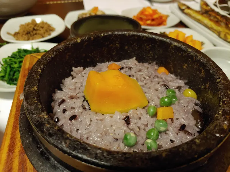 깔끔하게 정돈된 테이블 세팅